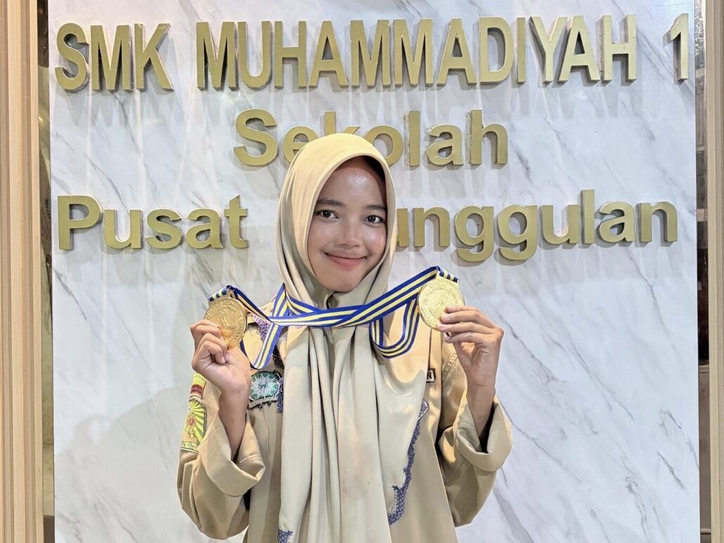 Double Gold! Siswi SMK Mudisa Surabaya Taklukkan Arus Kejurprov Dayung Jatim 2026